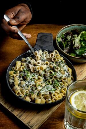 Best Sports Bars in Villeneuve-la-Garenne - Au Bureau Gennevilliers